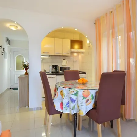 Holiday home Family Friendly House With A Parking Space - 19247