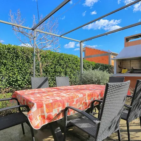 Family Friendly House With A Parking Space - 19247 بيت للعطل تروغير