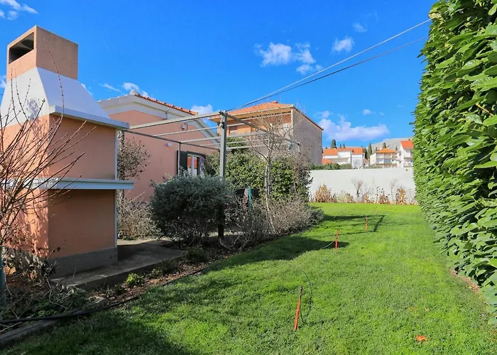 Family Friendly House With A Parking Space - 19247 Semesterbostad
