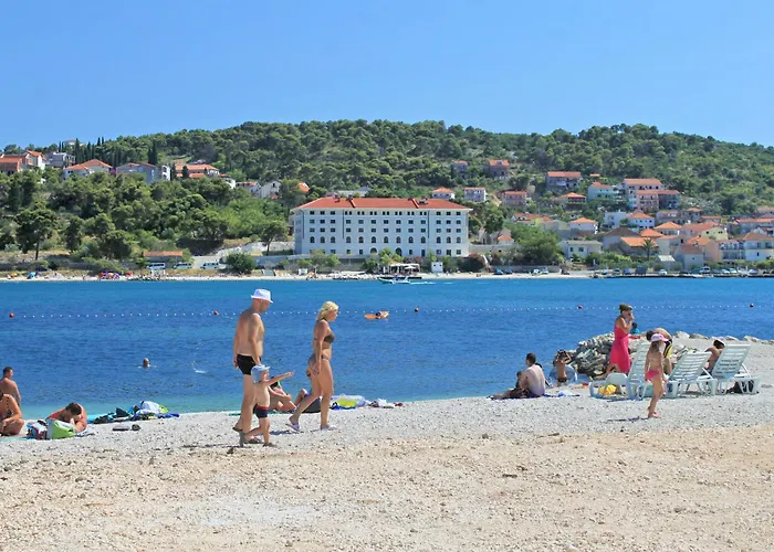 Semesterbostad Family Friendly House With A Parking Space - 19247 Trogir