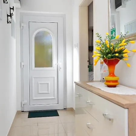 Family Friendly House With A Parking Space - 19247 Ferienhaus *