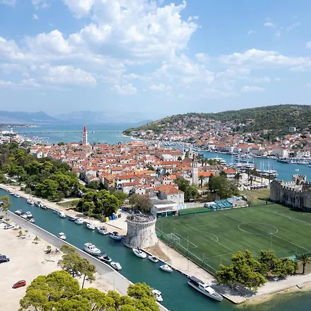 Family Friendly House With A Parking Space - 19247 * Trogir