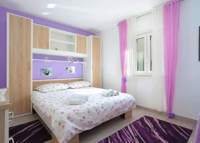 Family Friendly House With A Parking Space - 19247 Trogir